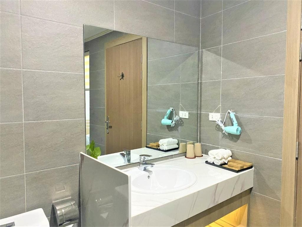 Premier Triple Room with City View room - Image 2