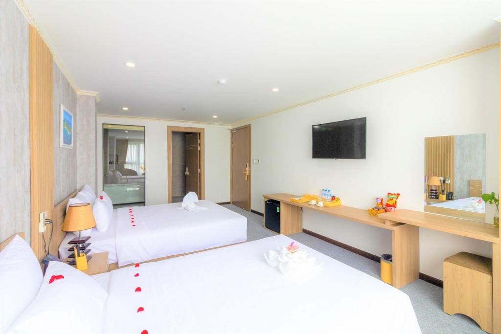 Premier Triple Room with City View room - Image 1