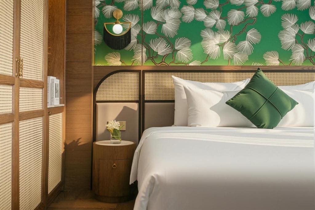 Deluxe Corner Suite room - Image 1
