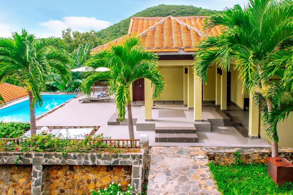 Three-Bedroom Hillside Villa with Private Pool room - Image 3