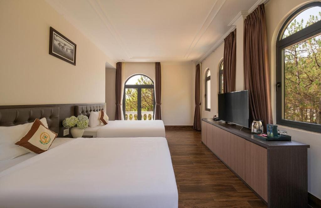 Grand Twin Room with Bathtub and Forest View room - Image 1