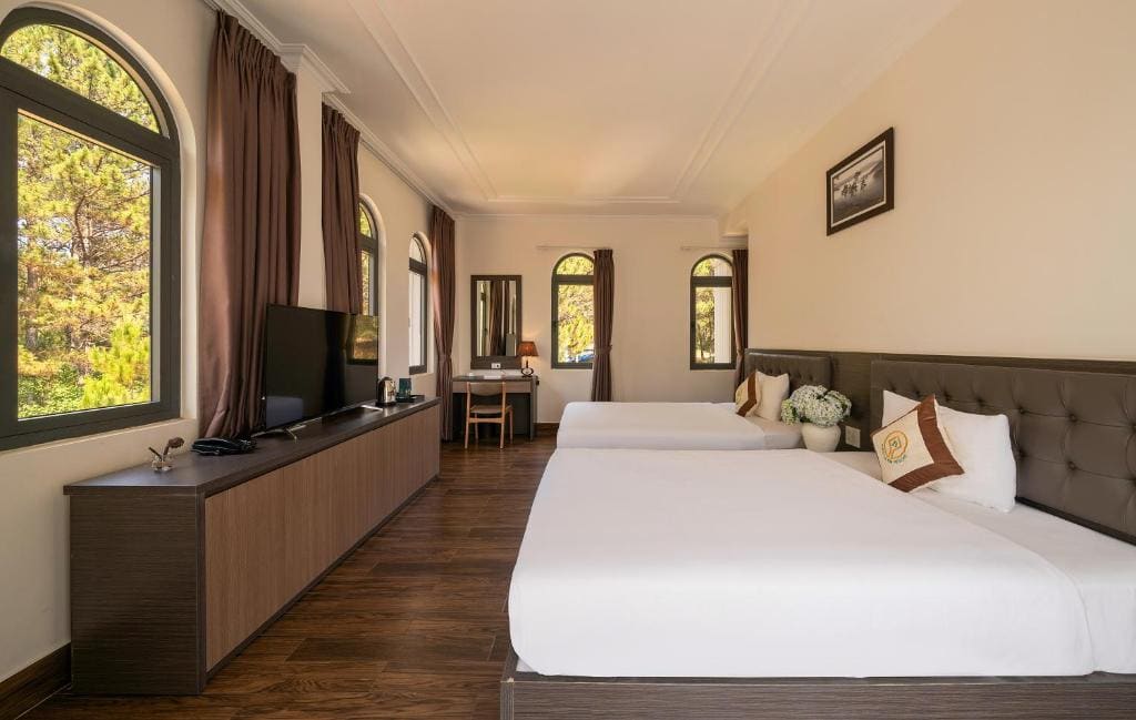 Grand Twin Room with Bathtub and Forest View room - Image 2