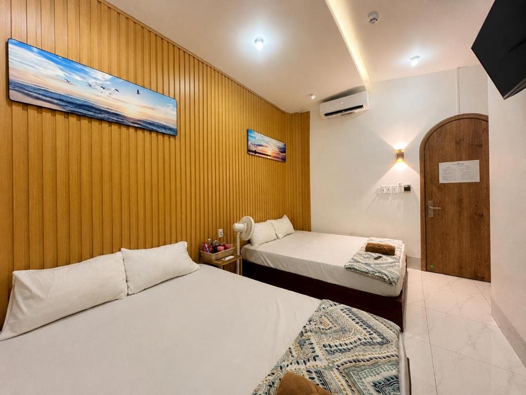 Standard Family Room room - Image 2