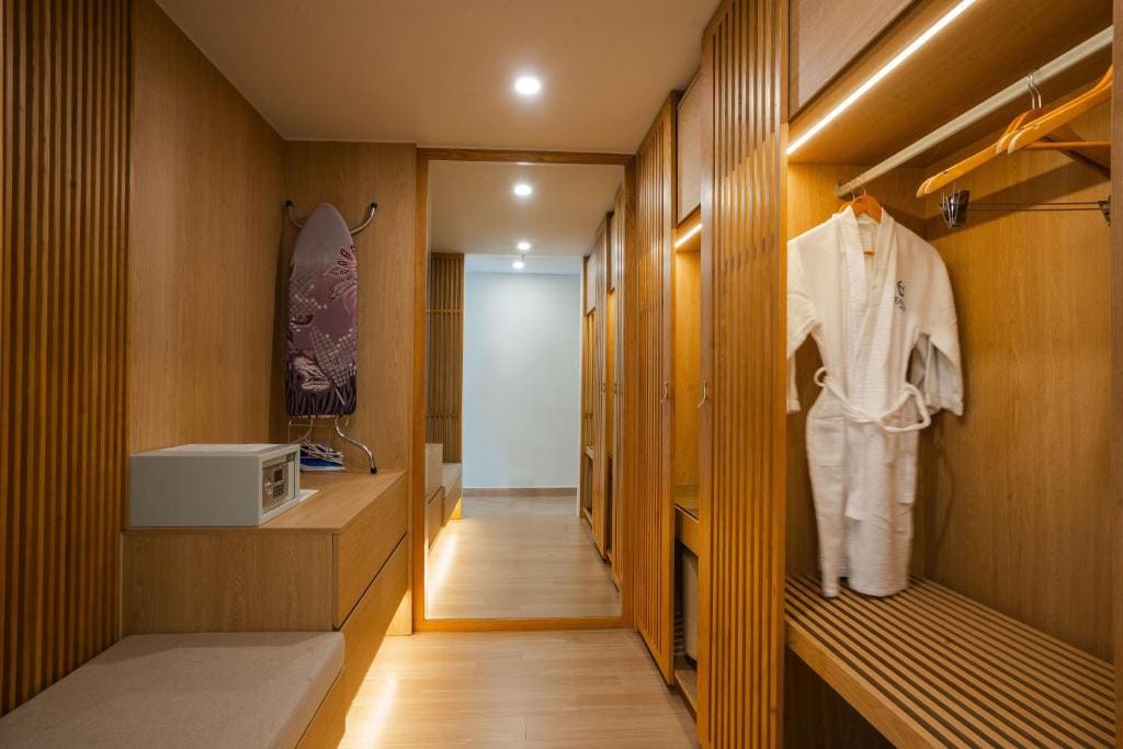 King Suite with Sea View room - Image 3