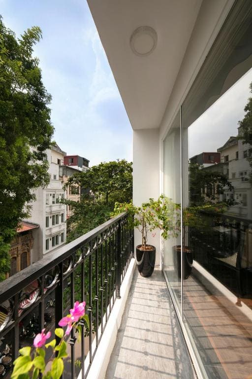Family Room with Balcony room - Image 2