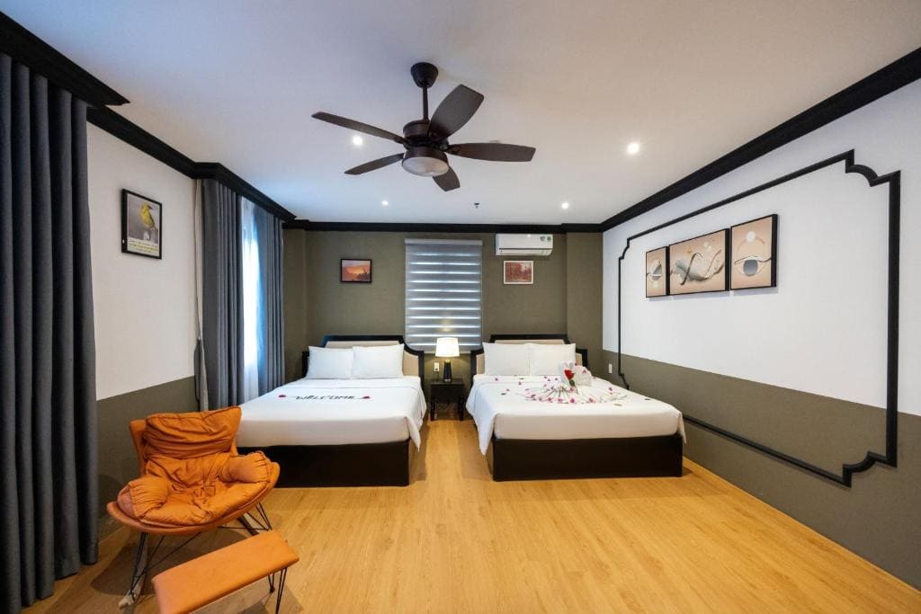Deluxe One-Bedroom Apartment with City View room - Image 1