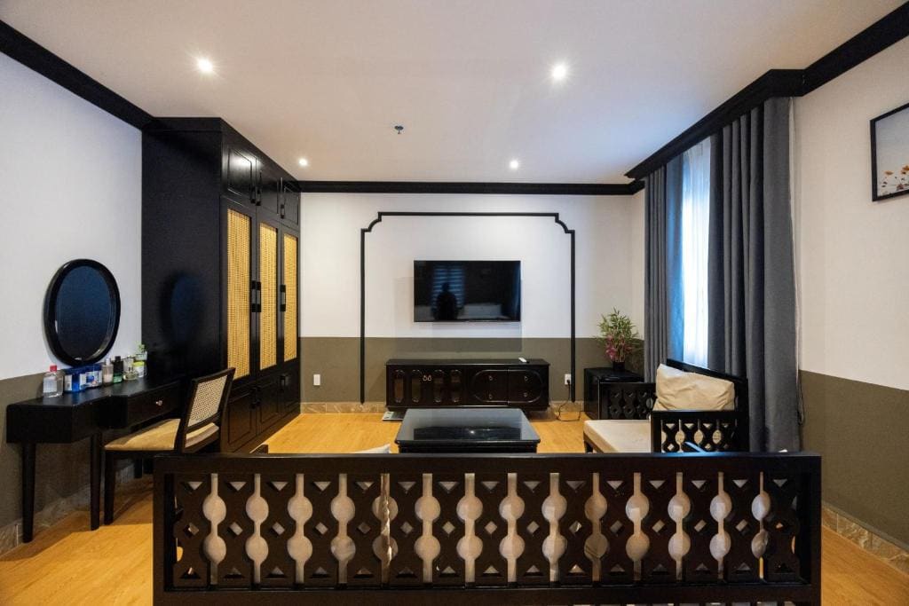 Deluxe One-Bedroom Apartment with City View room - Image 3