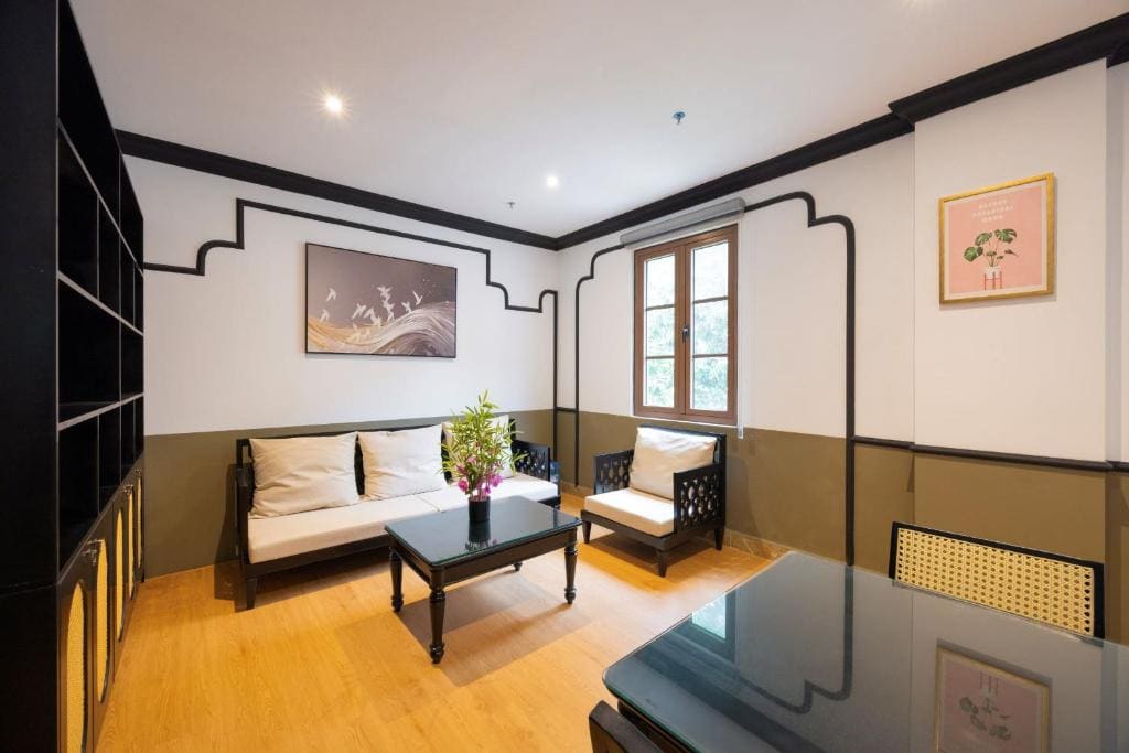Deluxe One-Bedroom Apartment with City View room - Image 2