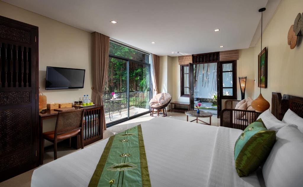 Lotus Junior Suite Lake View room - Image 2