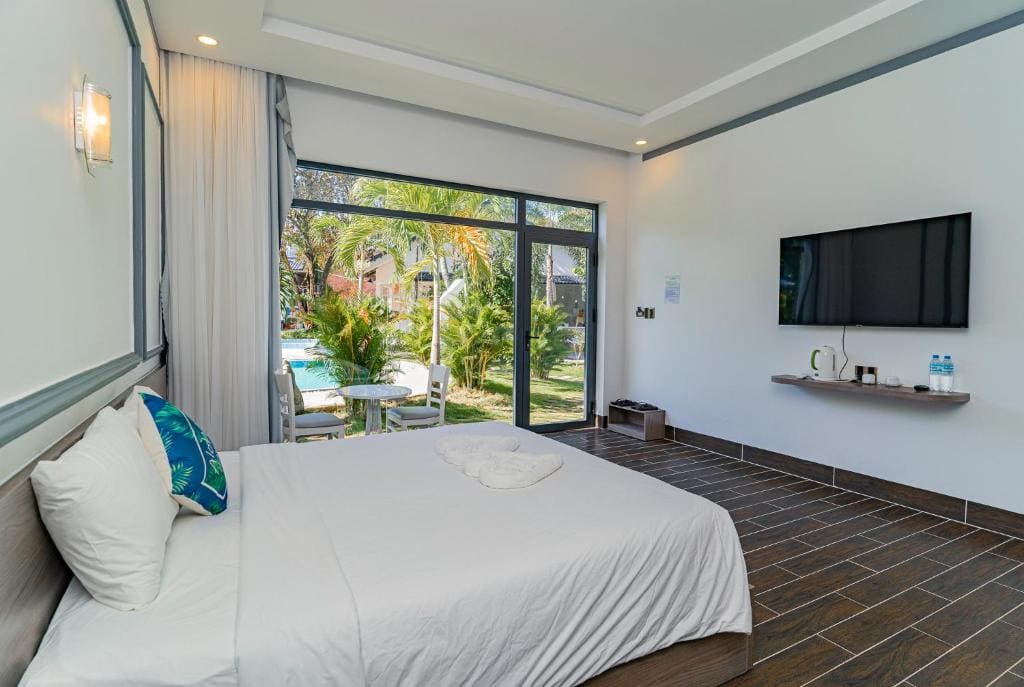 Double Room with Pool View room - Image 2