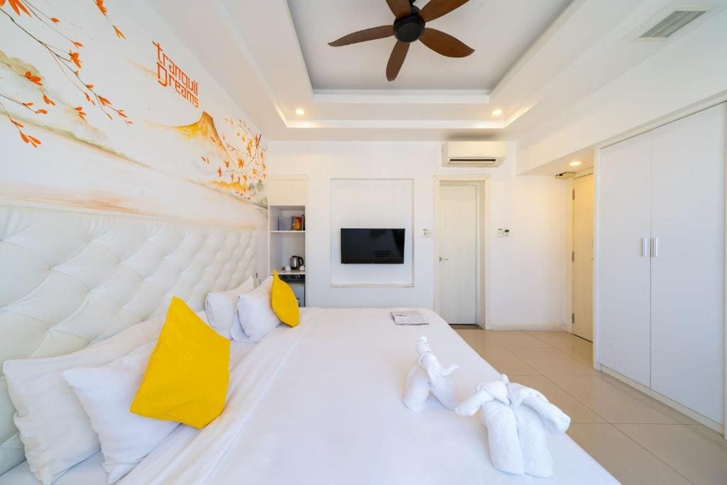 Deluxe King Room room - Image 2