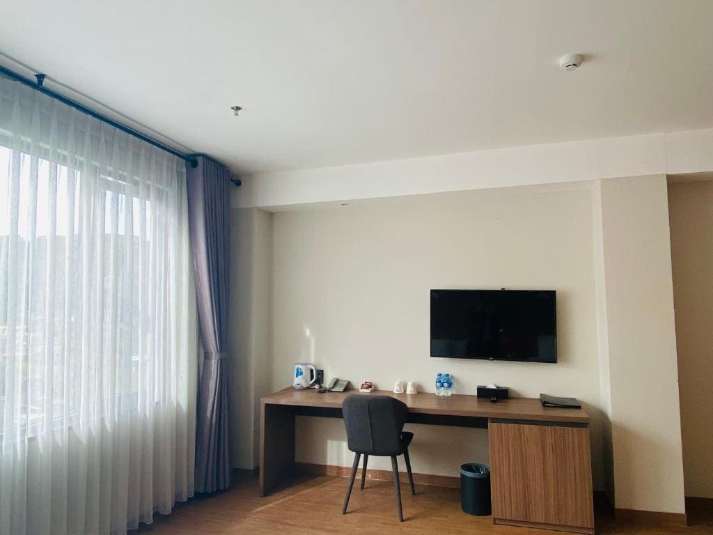 Superior Family Room room - Image 2