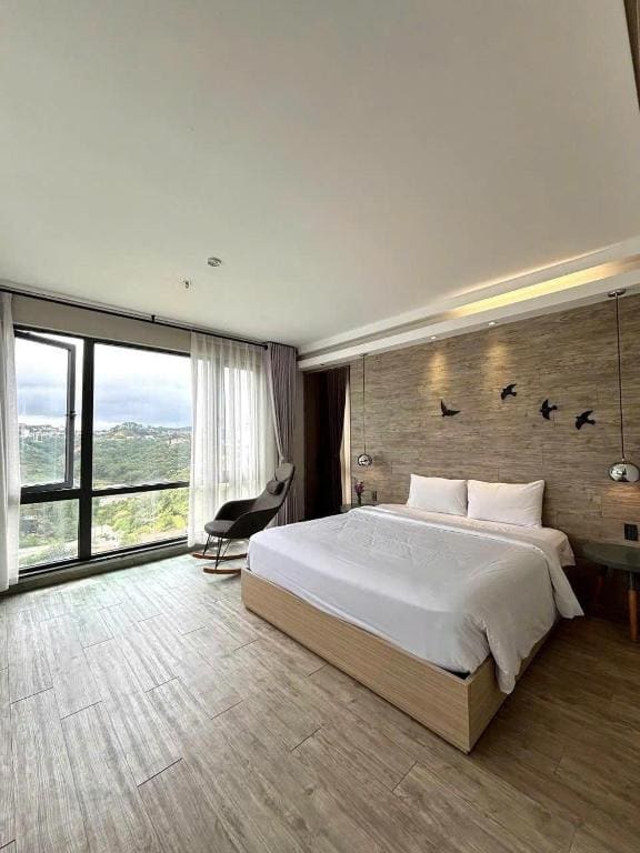 Premier Double Room with View Bath room - Image 3