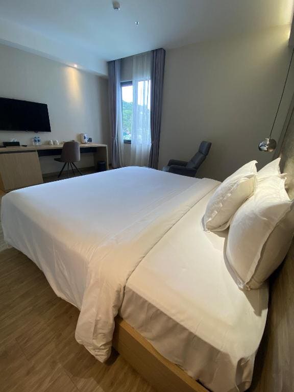 Deluxe Double Room with Valley View room - Image 2