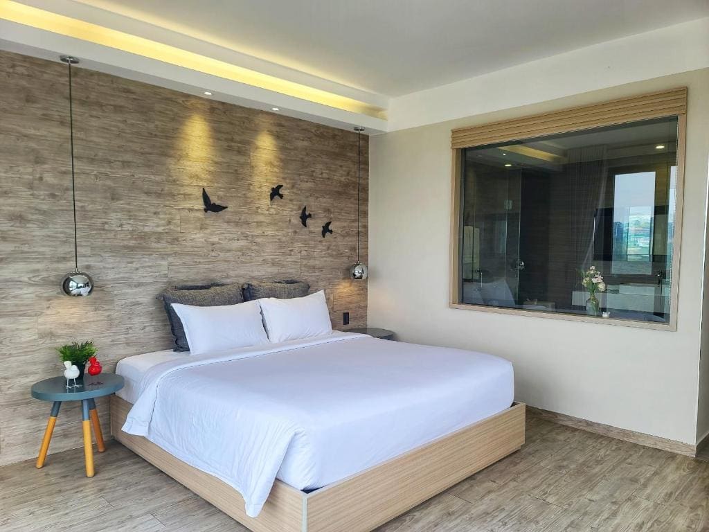 Premier Double Room with View Bath room - Image 2