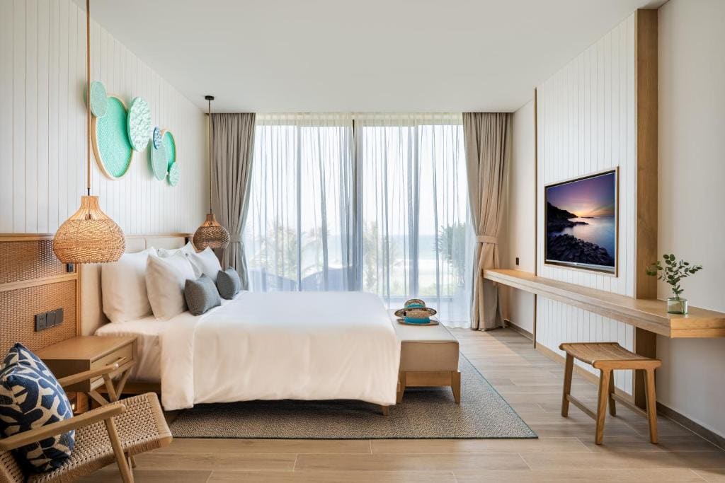 Four-bedroom Beachfront Pool Villa - Ocean Club Access room - Image 3