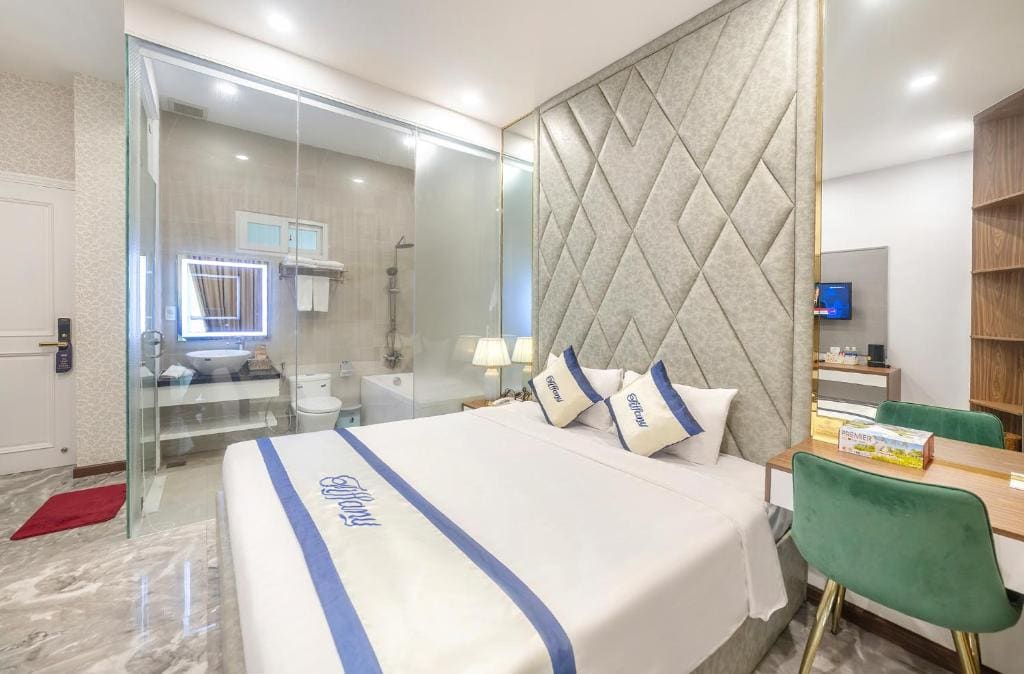 Twin Room with Balcony room - Image 3