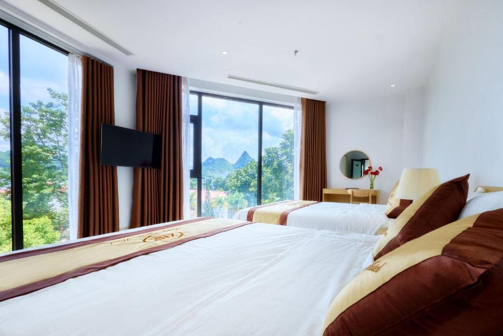 Deluxe Family Room room - Image 2