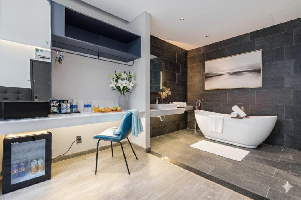 Family Suite with Balcony and Bathtub room - Image 3