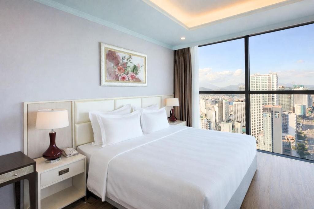 Grand Studio Ocean View King Bed room - Image 3