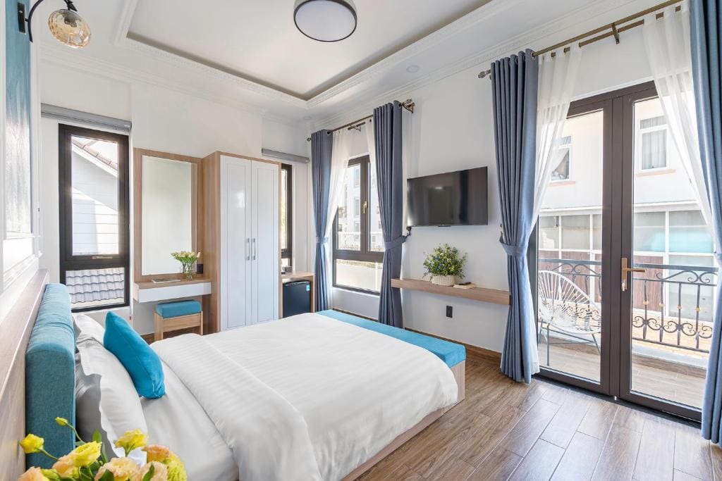 Deluxe Double Room with Balcony room - Image 3