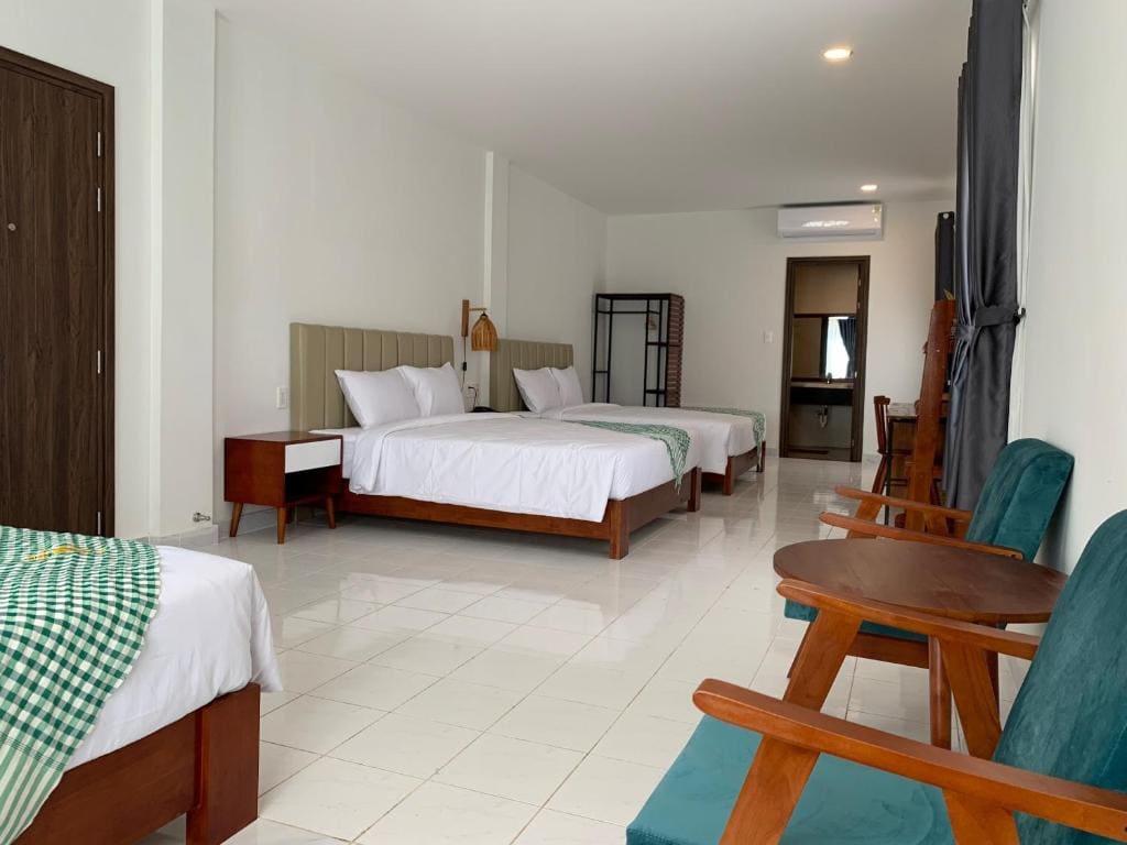 Family Room with Bathroom room - Image 1