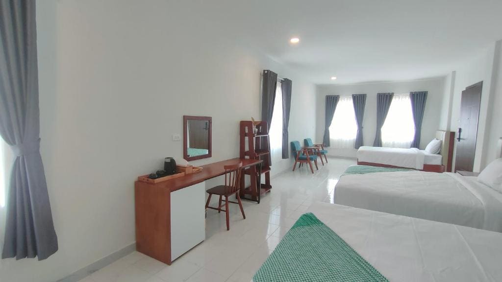 Family Room with Bathroom room - Image 3