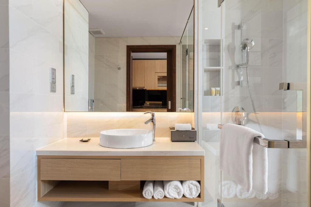 Deluxe King Studio with Balcony and City View room - Image 3