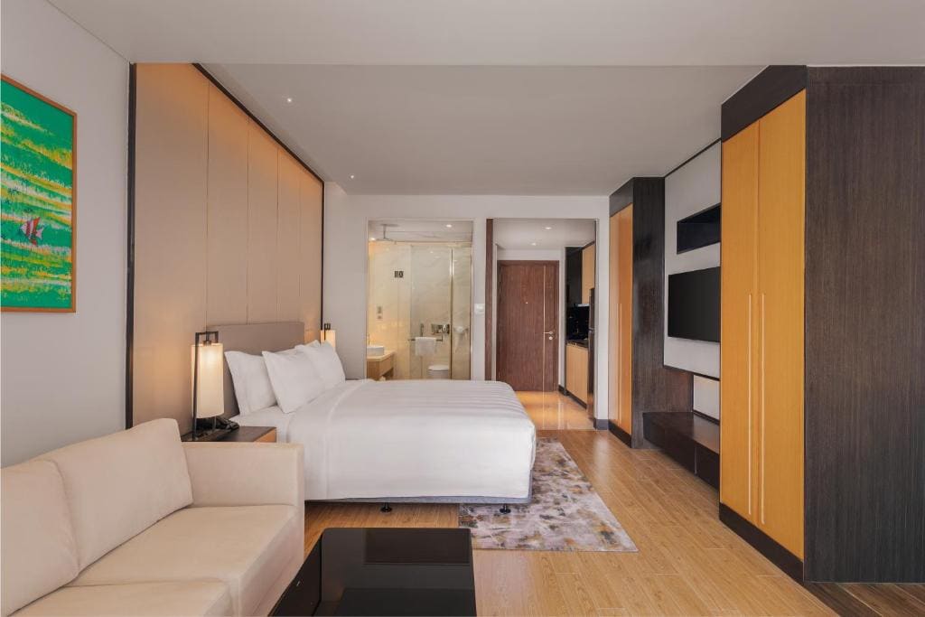 Deluxe King Studio with Balcony and City View room - Image 1