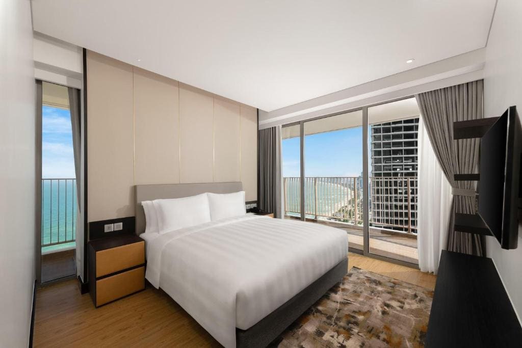 Three-Bedroom Grand Suite with Three King Beds and Panoramic Ocean View room - Image 1