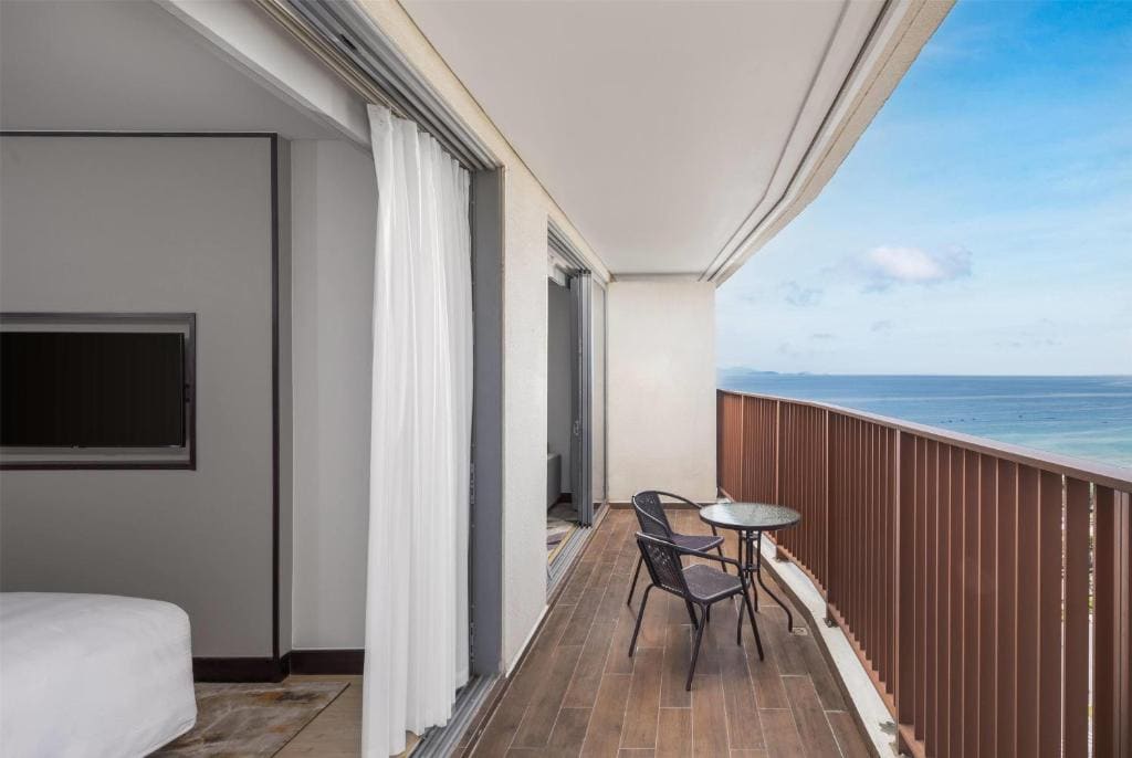 Deluxe Family One-Bedroom Suitewith Balcony and Partial Ocean View room - Image 3