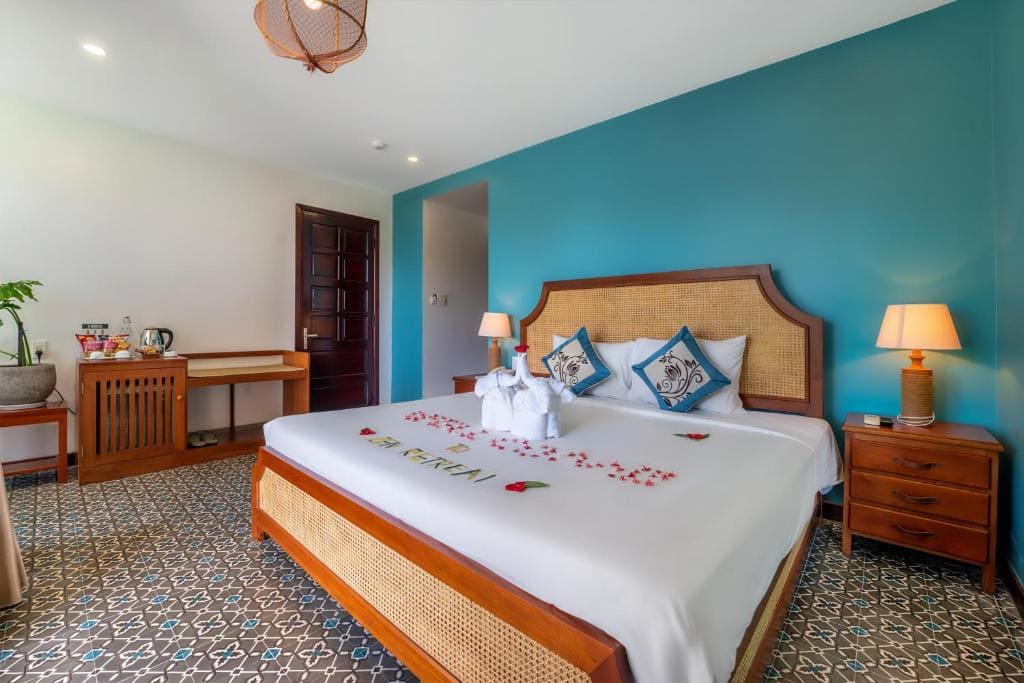 CALM LAKE VIEW ROOM room - Image 2