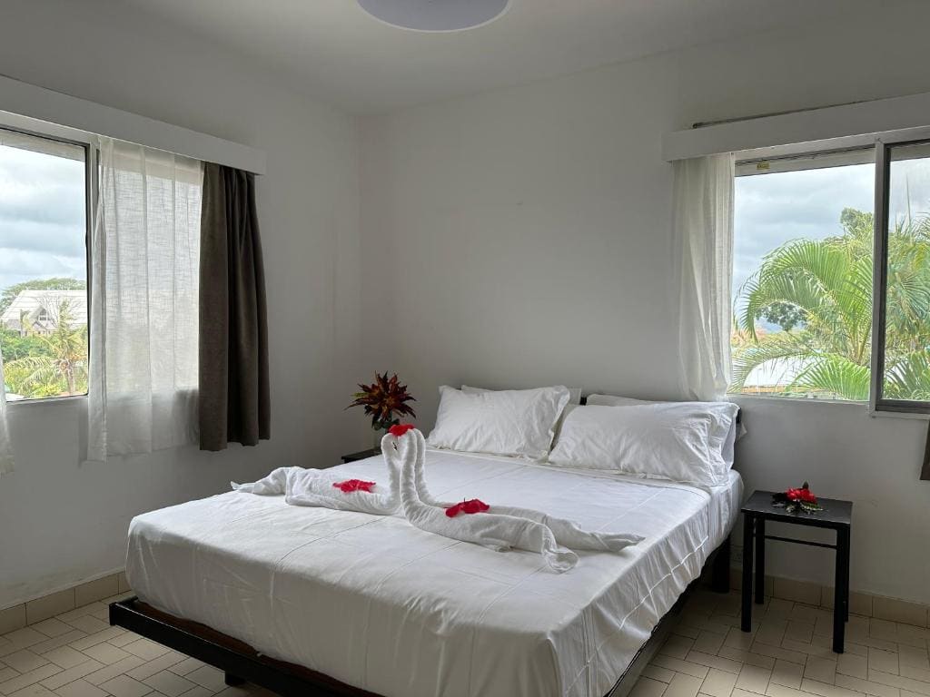 Deluxe Queen Room room - Image 2