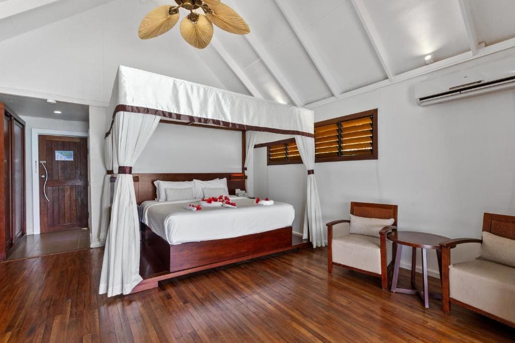 Premium Overwater Bungalow room - Image 3