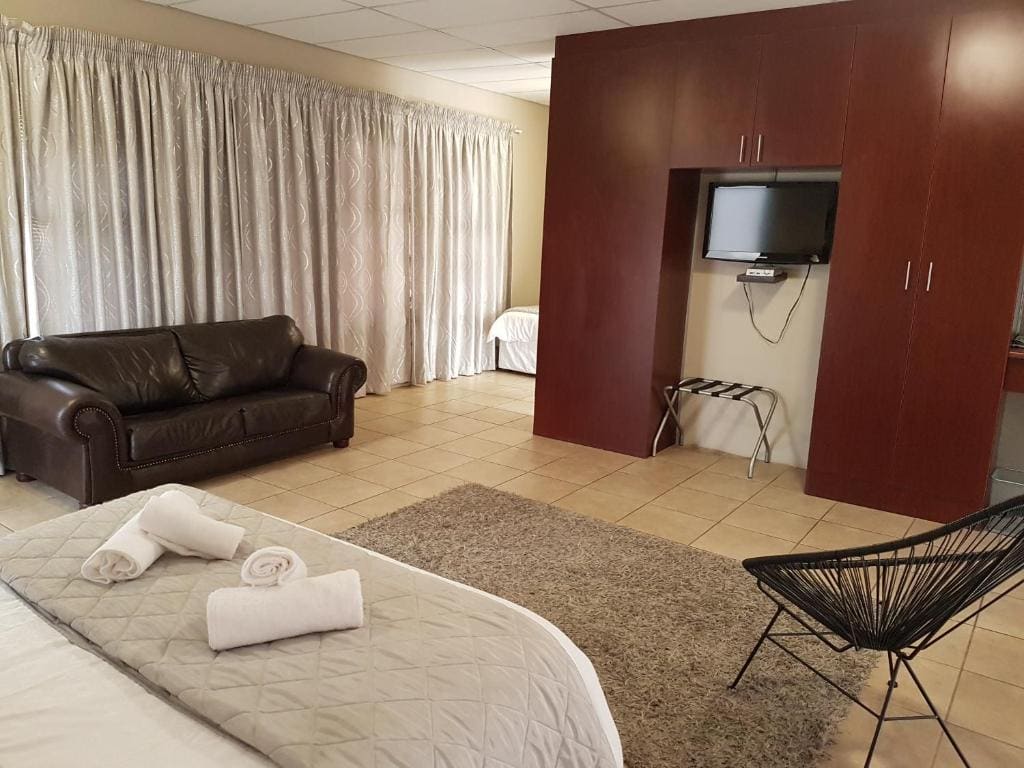 Deluxe Family Suite room - Image 3