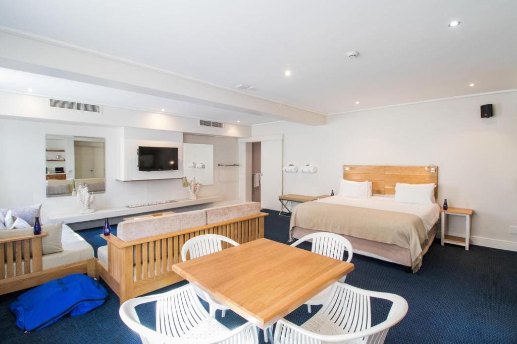 Deluxe Family Room room - Image 3