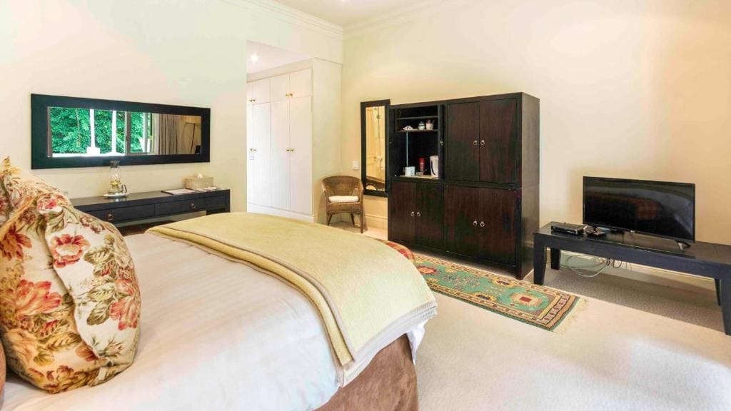 Deluxe Queen Room room - Image 2