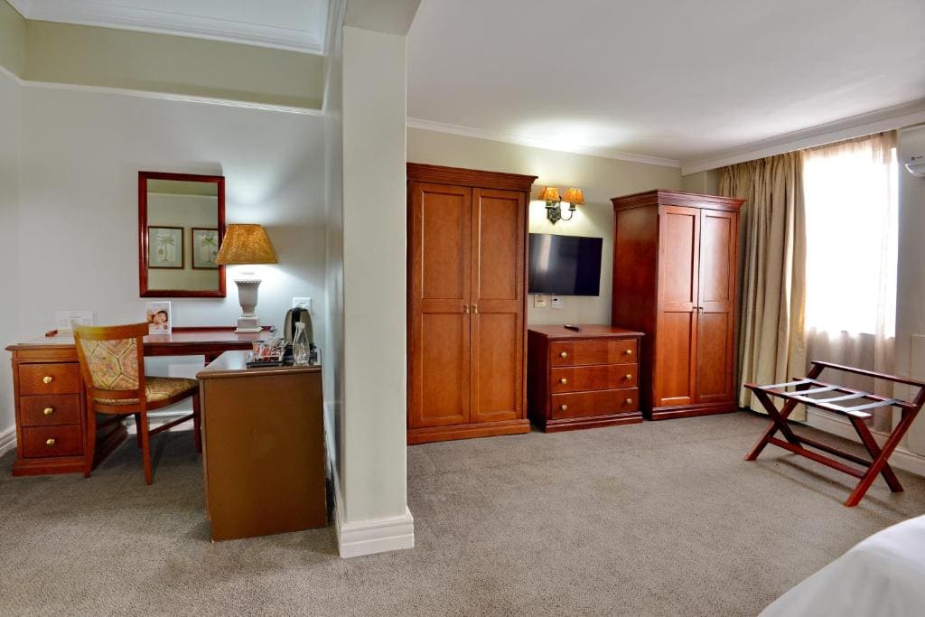 Executive Family Room room - Image 2