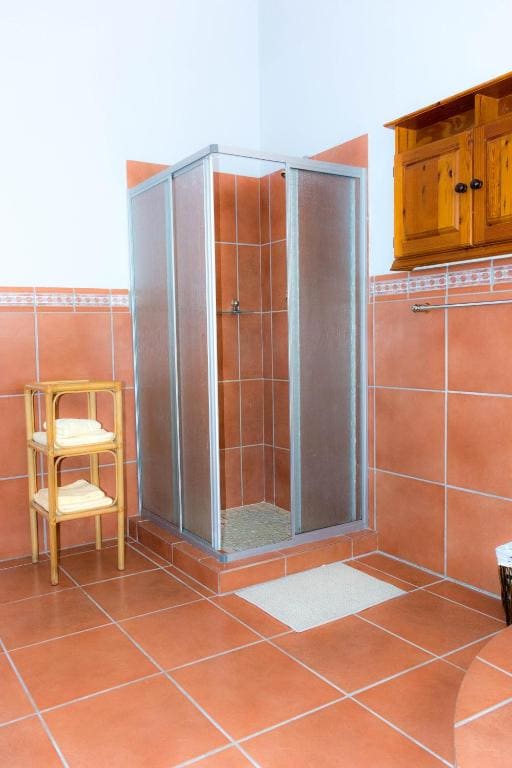 Double Room with Shared Bathroom room - Image 2