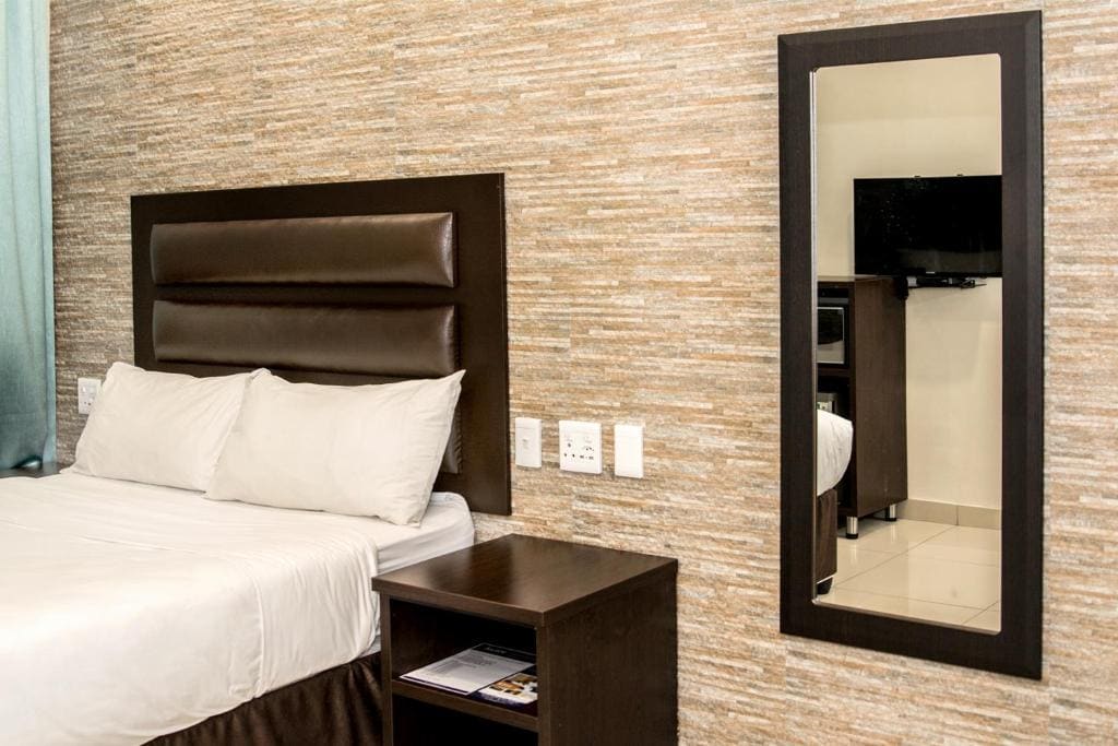 Queen Deluxe Room room - Image 3