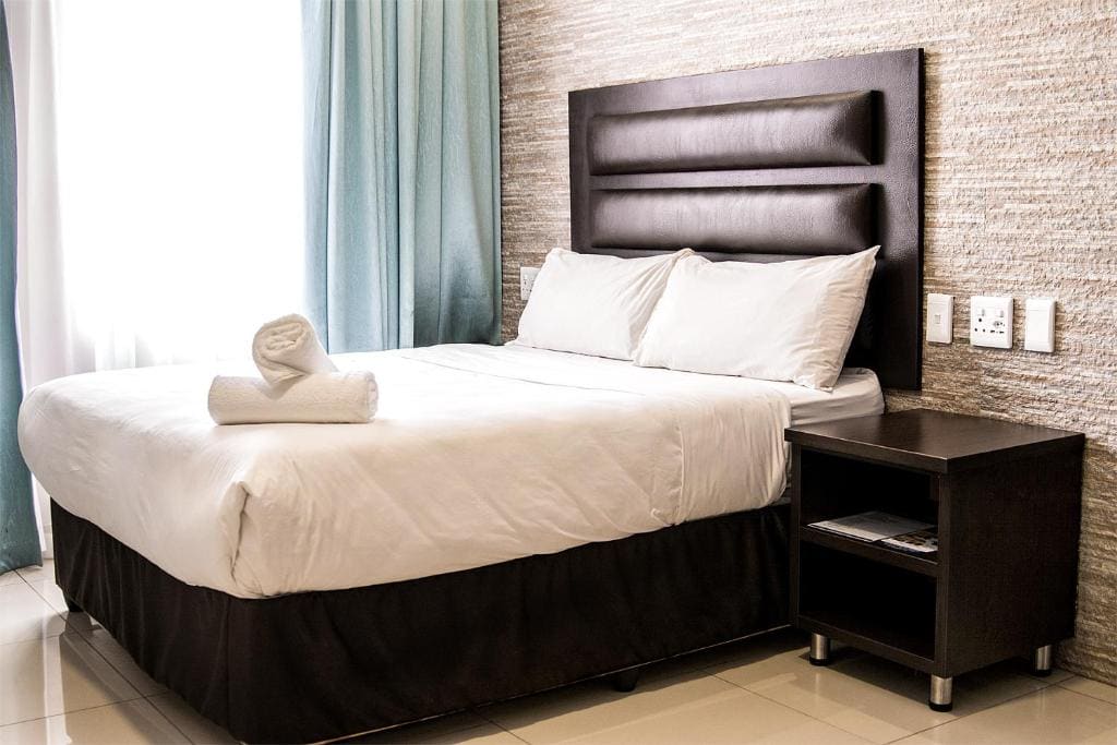 Queen Deluxe Room room - Image 2