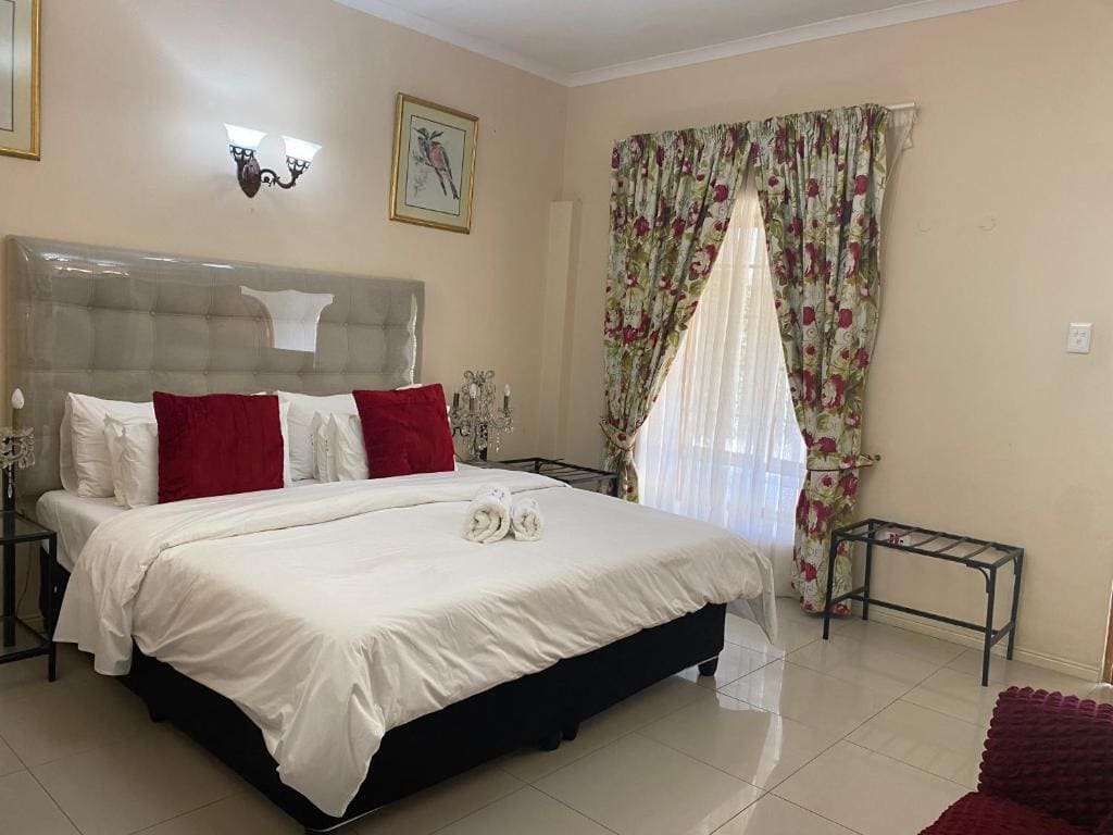 Suite with Garden View room - Image 2