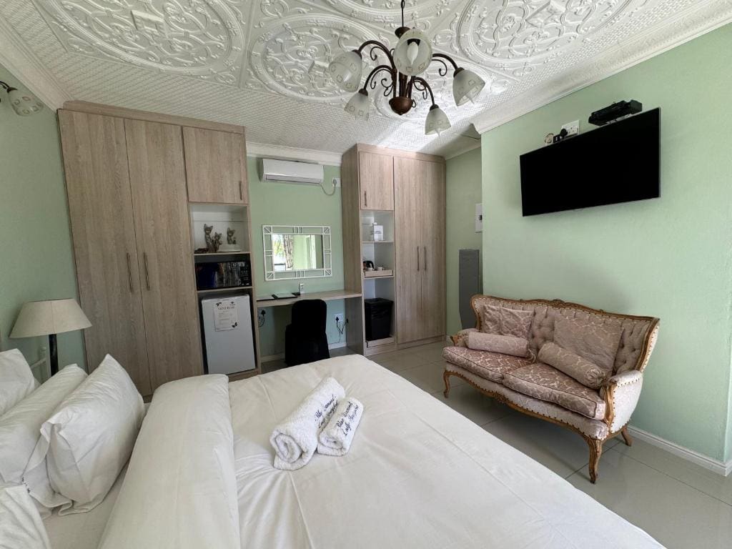King Suite with Pool View room - Image 3