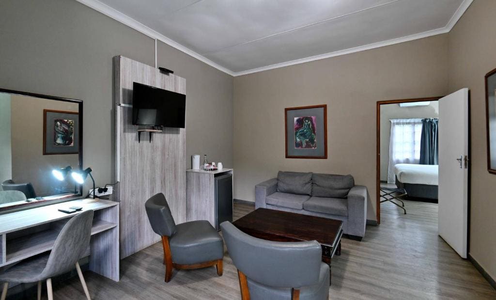 Standard Family Room room - Image 2