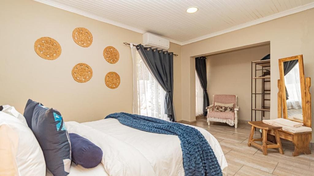 Deluxe Family Room room - Image 3