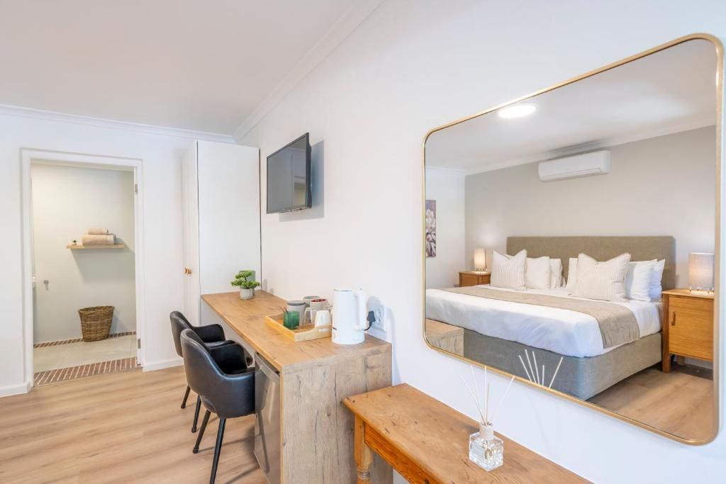 Plum Double Suite room - Image 1