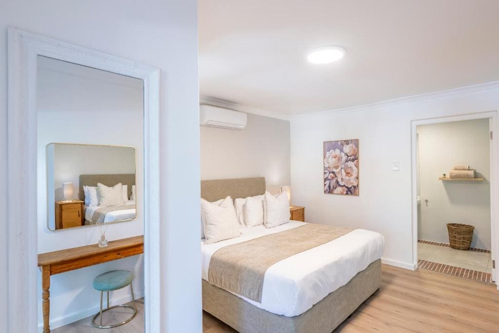 Plum Double Suite room - Image 3