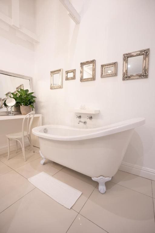 Luxury Suite / Honeymoon Suite room - Image 3