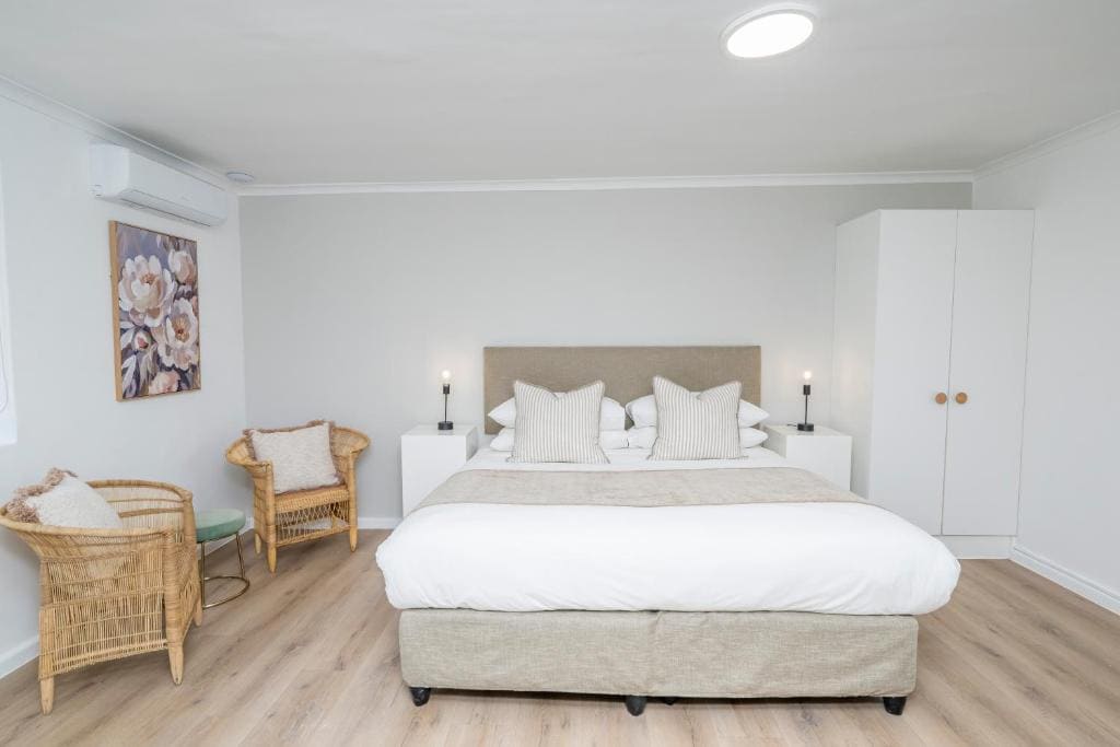 Plum Double Suite room - Image 2