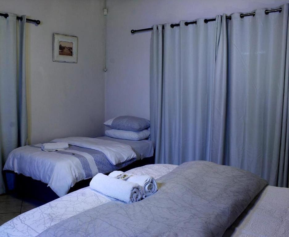 Deluxe Double Room (2 Adults + 1 Child) room - Image 2